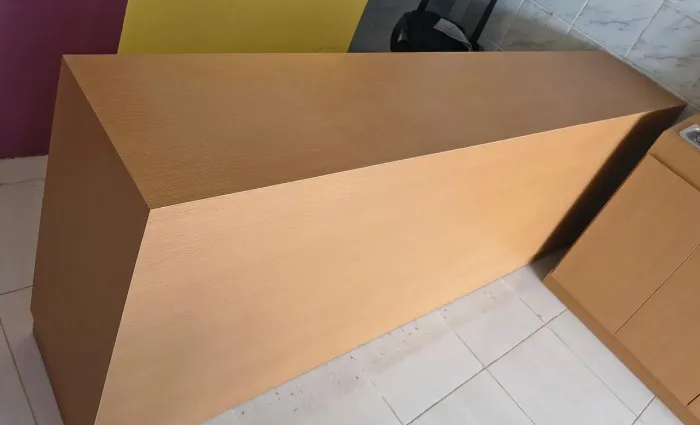 Balcão para recepção com caixa registradora
