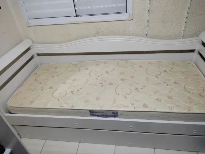 Vende-se uma bicama com um colchão