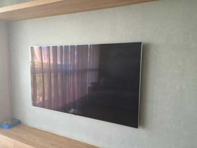 TV QLED com tela defeituosa