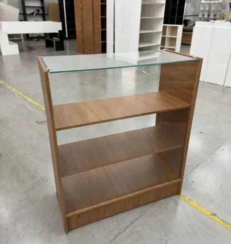 BALCÃO VITRINE AMADEIRADO COM TAMPO DE VIDRO