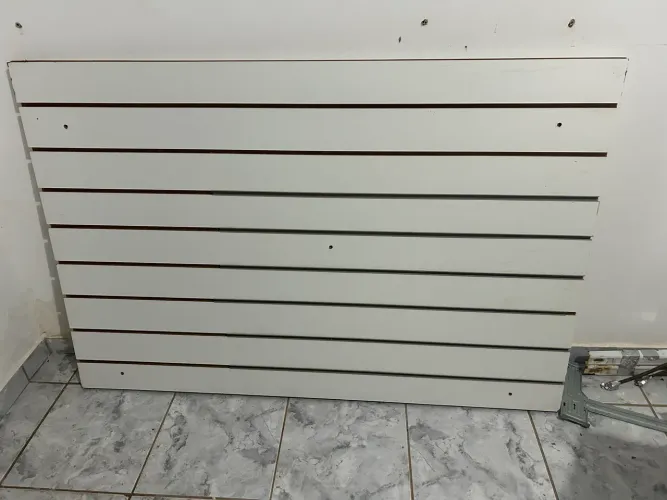Painel canaletado com ganchos 