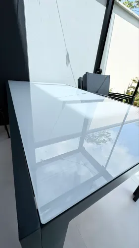 Mesa de alumínio com tampo de vidro