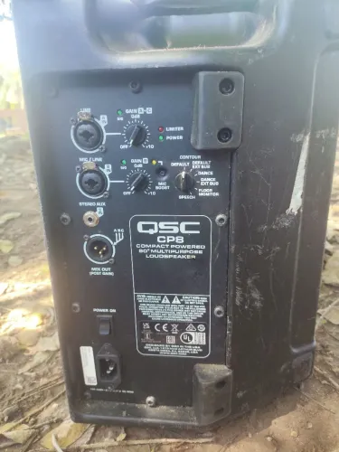Caixa de som ative QSC CP8