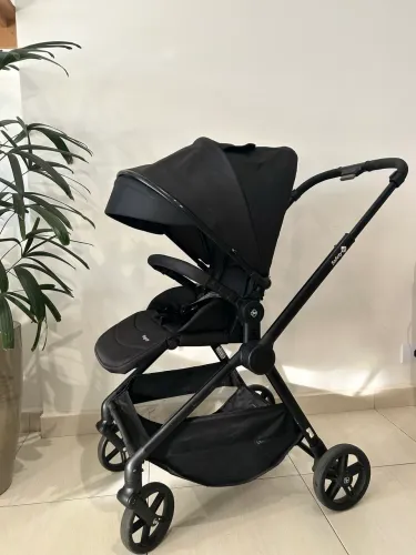 Carrinho de bebê com bebê conforto