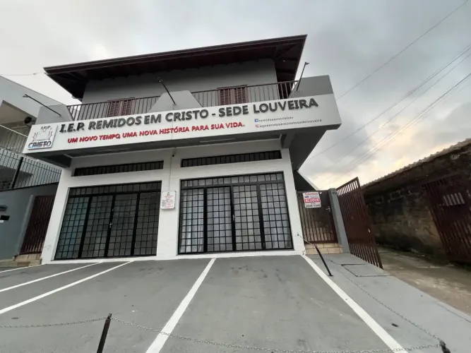 Alugo 4 cômodos e garagem