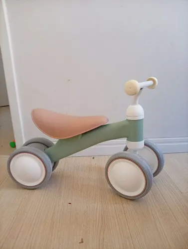 Bicicleta de equilíbrio e totokinha