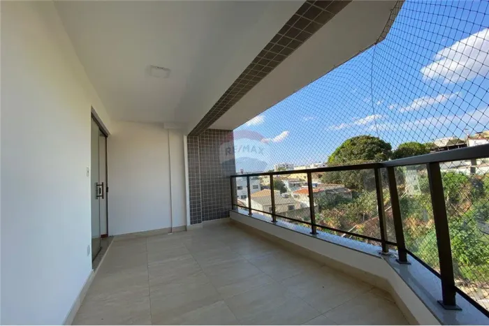 Apartamento três quartos com suíte com armários planejados e duas vags de garagem.
