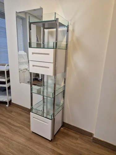 Expositor em torre com gavetas brancas laqueadas