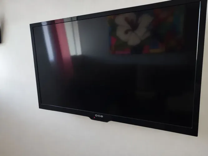 Maca , tv e carrinho auxiliar