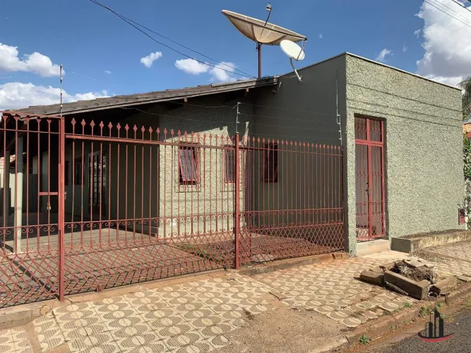 Casa com 4 quartos sendo uma suíte, garagem para 3 carros, próximo a faculdade Uniube
