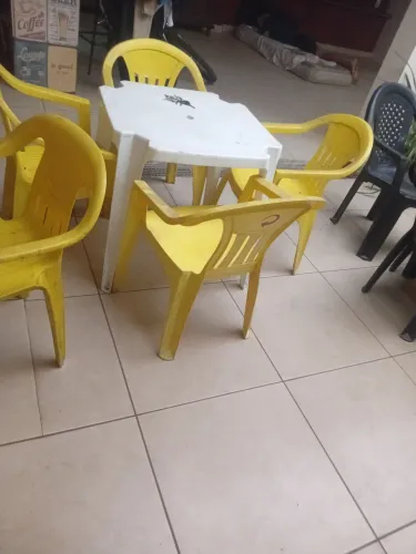 Vendo 4 jogo mesa com quatro cadeiras