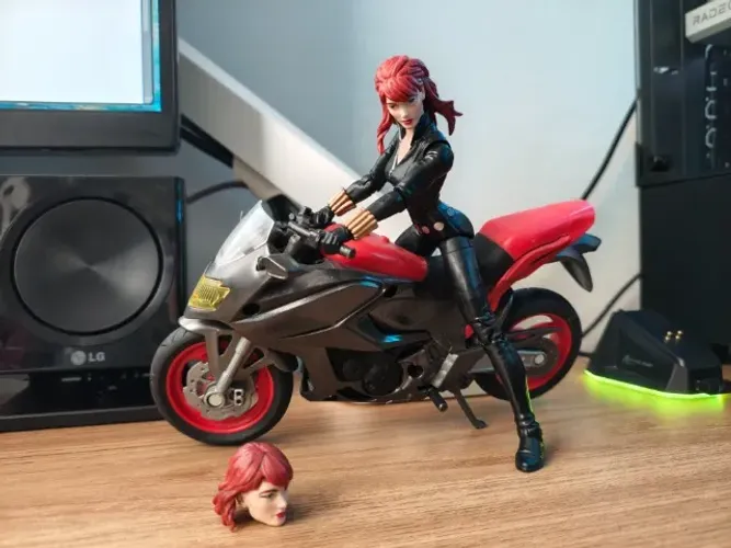 MARVEL LEGENDS VIÚVA NEGRA COM MOTO
