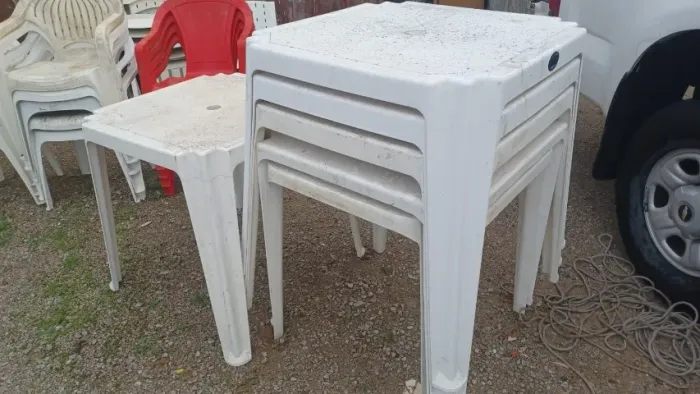 Mesa plástica em bom estado, para 4 cadeiras, valor unitário.