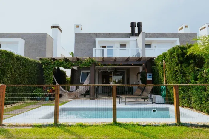 Casa beira lago mobiliada com piscina e 4 suítes à venda, 250 m² - Condomínio Rossi Atlânt