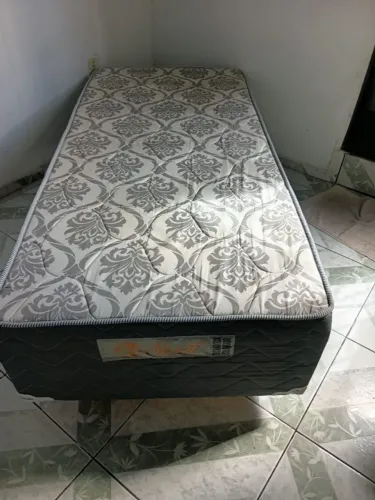 Vendo coma box de solteiro, pouco tempo uso