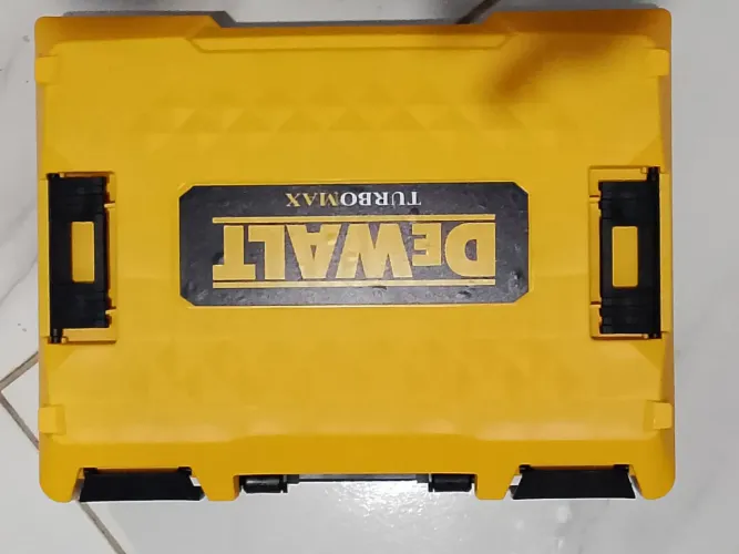 Vendo kit furadeira e lixadeira Dewalt zera nunca foi usada 900w de potência