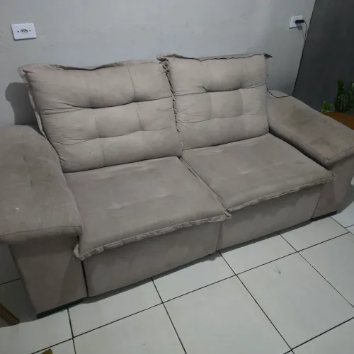 Sofá retrátil e reclinável, medindo 2,10