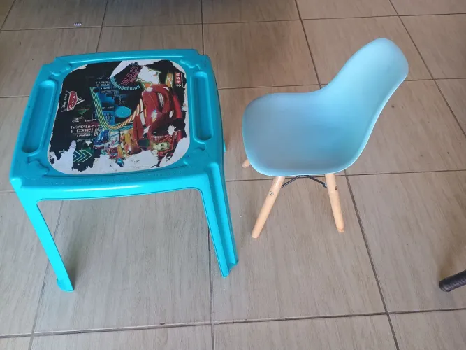 Mesinha com cadeira infantil.