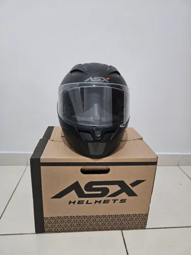 Vendo Capacete de Moto, tamanho:62. Produto permanece em boas condições, não foi usado.