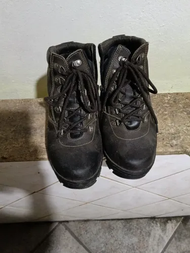 Bota para fazer trilha 