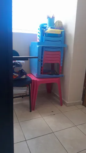 2 conjuntos de mesa com 4 cadeirinhas infantis na cor azul e rosa