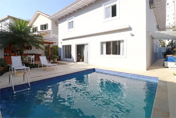Casa reformada pronta para morar! Piscina aquecida, aquecimento solar, câmeras, alarme.