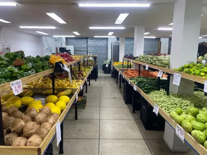 Itens de hortifruti - bancas, caixa, balança, etc