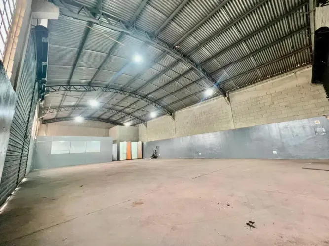 ALUGO - Salão de Esquina na Av. Brasil - 250m2, 02 WC, Estac. Visitante, Frente a CASA DO