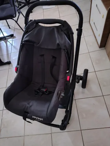 Carrinho de bebê com Moisés e bebê conforto da marca Voyage