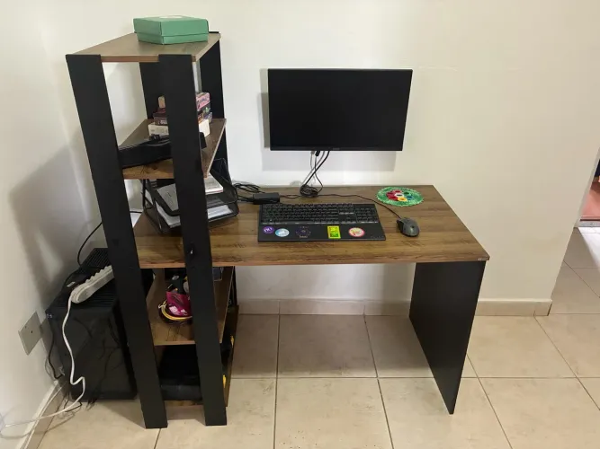 Mesa de escritório com prateleira