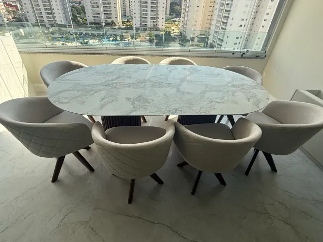 Conjunto de Mesa de Jantar com 8 Poltronas Giratórias - Estado de Nova