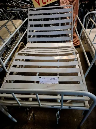Cama Hospitalar 2 proteções laterais e manivelas