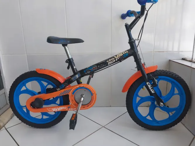 Bicicleta Caloi Hot Wheels Aro 16 com rodinhas seminova.