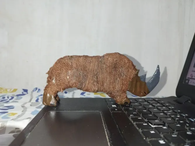 Rinoceronte lanoso feito de papelão e lã 