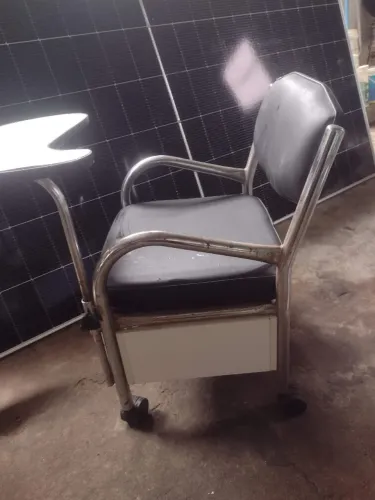 Duas Cadeira de manicure usados mas bem cuidada alguns ferrrungi nos braços