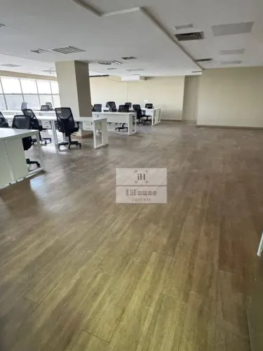 Andar comercial com mobília e área externa para locação.