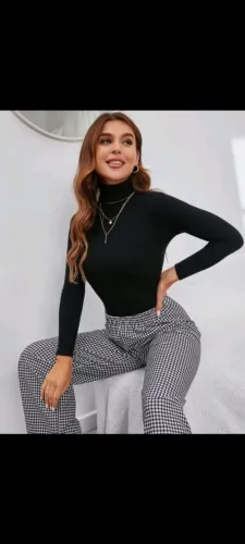Blusa preta gola alta.