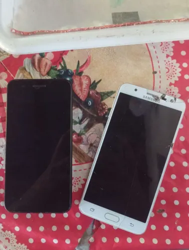 Dois celulares para retirada de peças