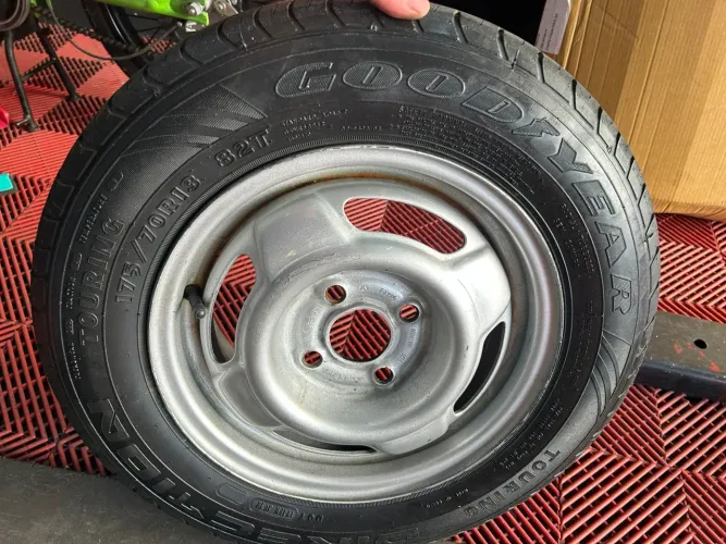 2 pneus Goodyear e 2 pneus Apollo medida 175/70/13
