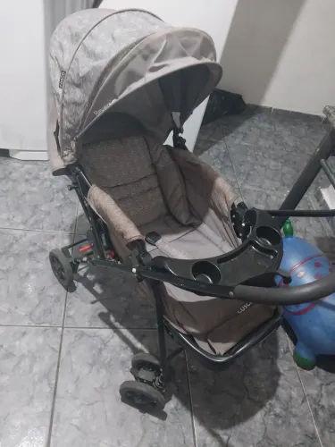 Carrinho de bebe reversível conservado