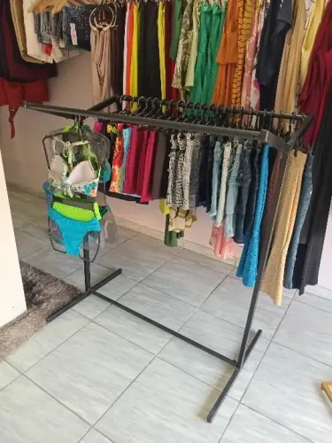 Arara de chão com cabides e busto feminina