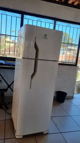 Vendo geladeira Electrolux que não está armando