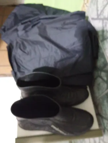 Vendo capa de chuva completa de nylon GG e bota