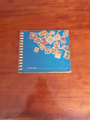 Vendo lote com 260 unidades de selos antigo,de várias partes do mundo