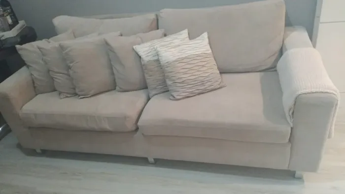 Sofá com 6 almofadas