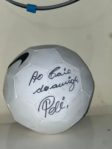 Bola de futebol nike autografada pelo pelé (Aceito Trocas dependendo do que for!) 