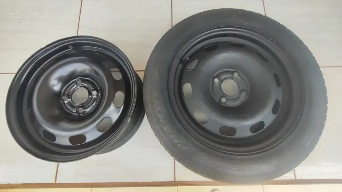 Vende-se roda original VW 15" com pneu