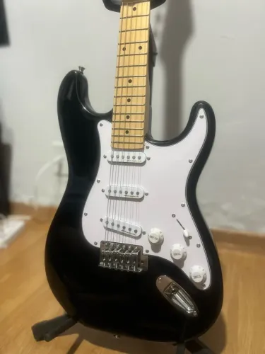 VENDO FENDER STRATOCASTER CHINESA