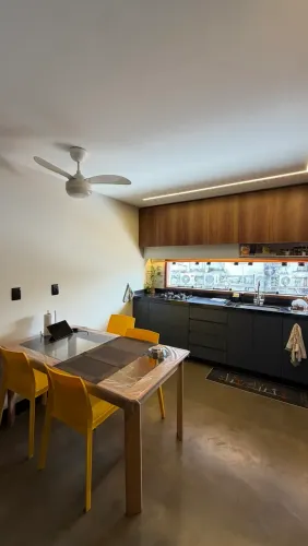 Uma casa estilo americana, super moderna, estruturada e aconchegante!