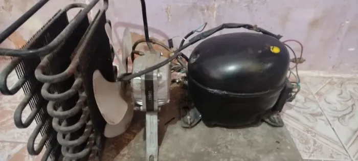 Estou vendendo um moto de Freezer EM2P 60CLP por 250 está funcionando bem